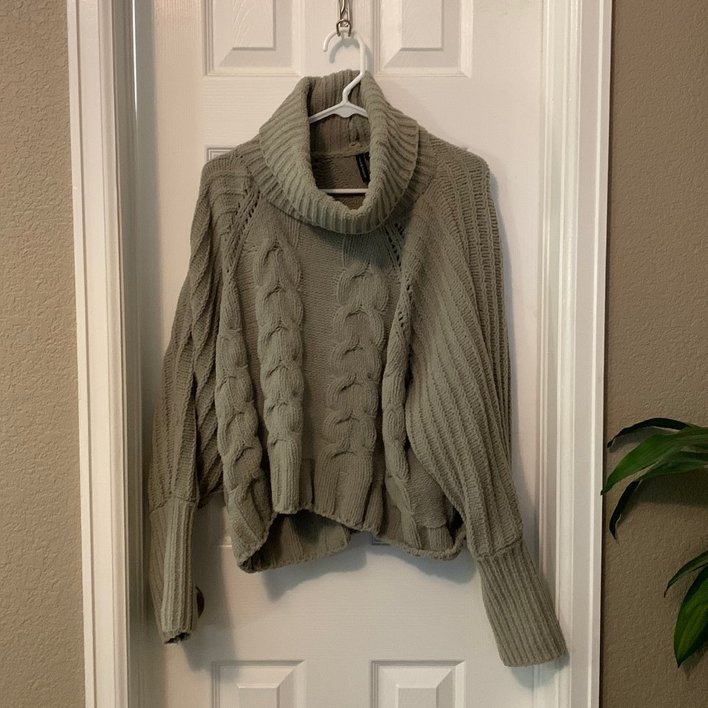 Moon and Madison bulky crop sweater size M